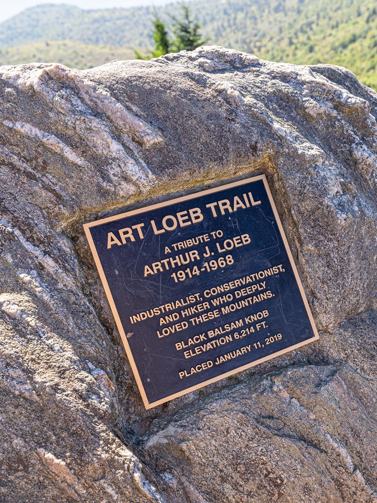 A tribute plaque honoring Arthur L. Joeb for being an "industrialist, conservationist, and hiker who deeply loved these mountains."