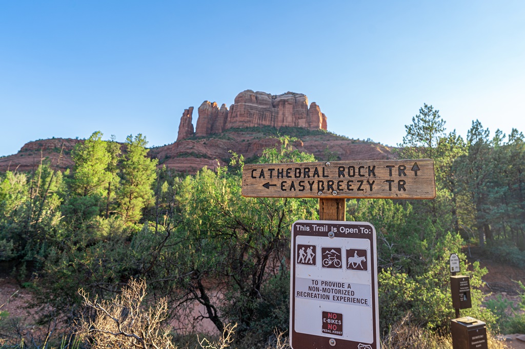 Trail sign indicating Cathedral Rock Trail continues straight.