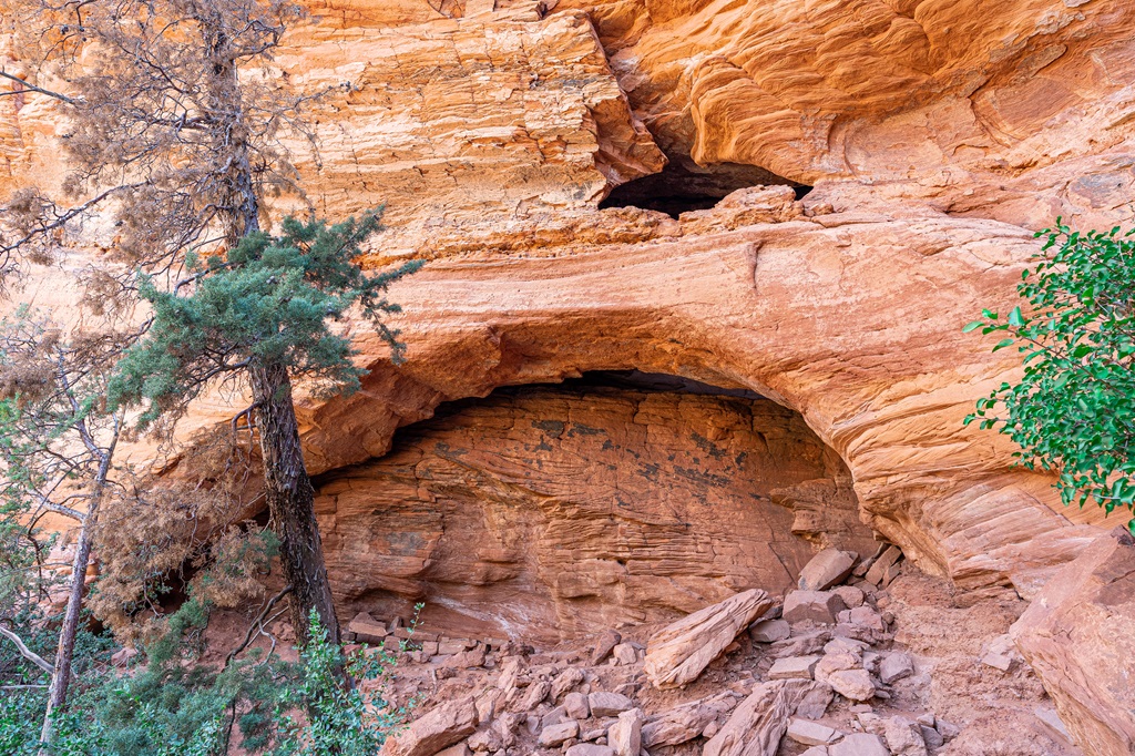 The arch where the Soldiers Pass Cave is hidden.