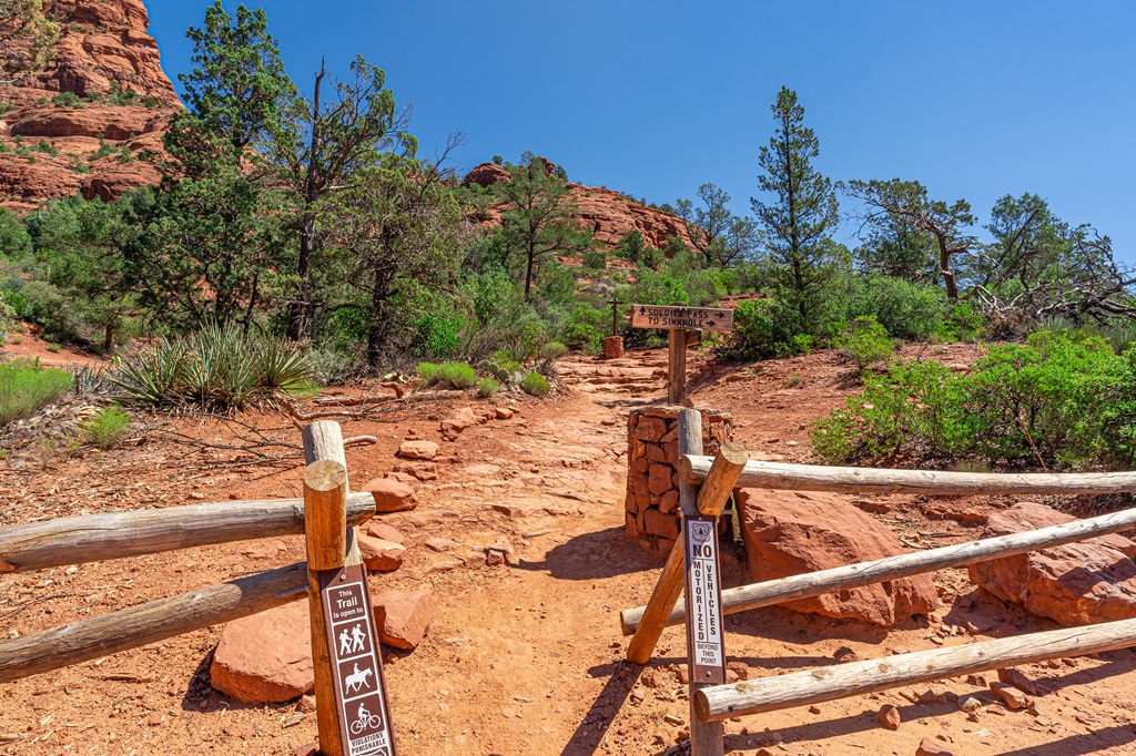 Trail sign indicating direction towards Devils Kitchen Sinkhole along the Soldier Pass Trail.