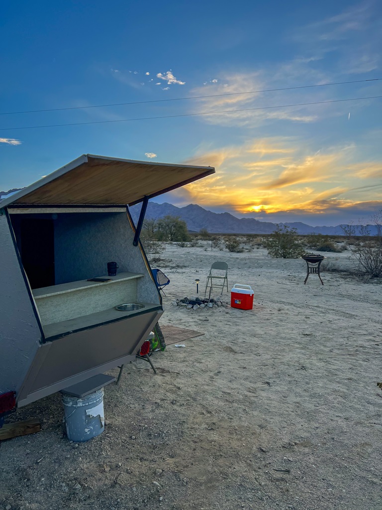 Off-grid tiny trailer near Joshua Tree National Park,