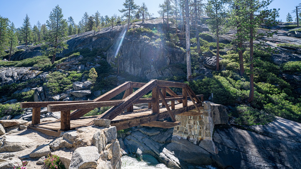 Bridge over Yosemite Creek leading to Yosemite Point.