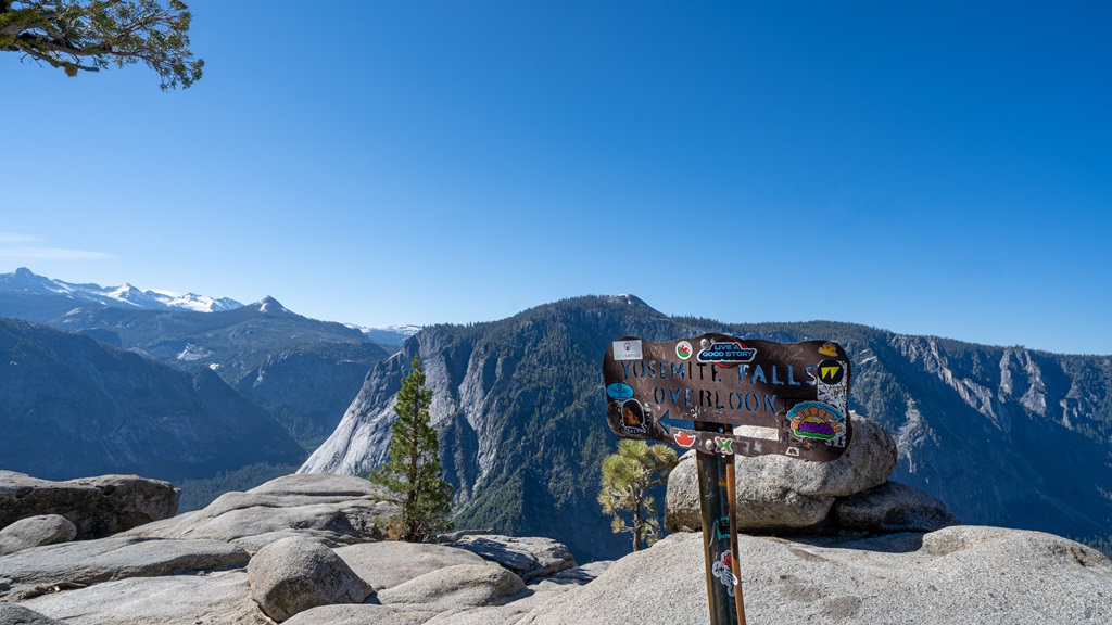 Sign stating "Yosemite Falls Overlook" with arrowing point to the left, located on top of Upper Yosemite Falls.