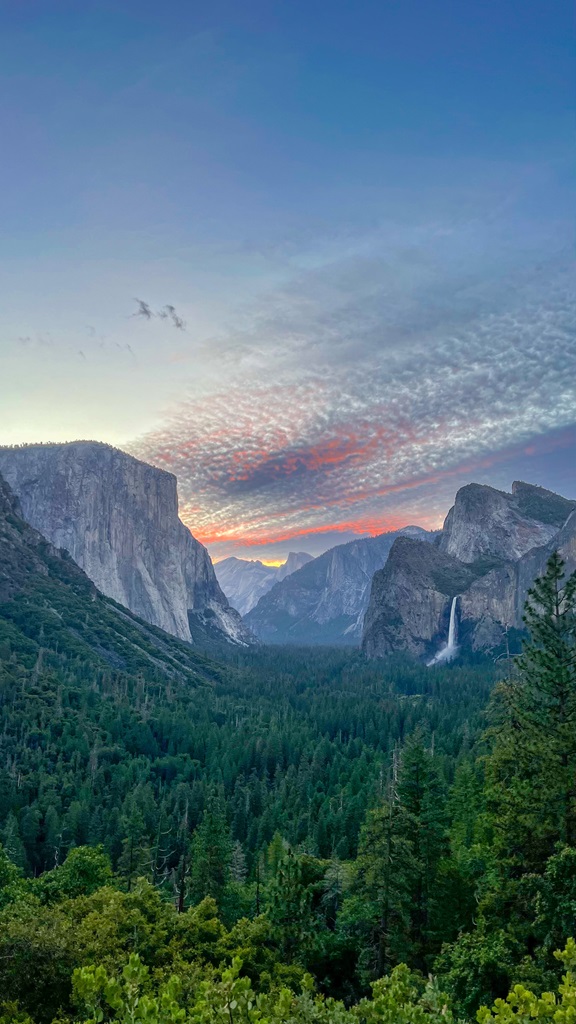 Tunnel View during sunrise in Yosemite National Park.