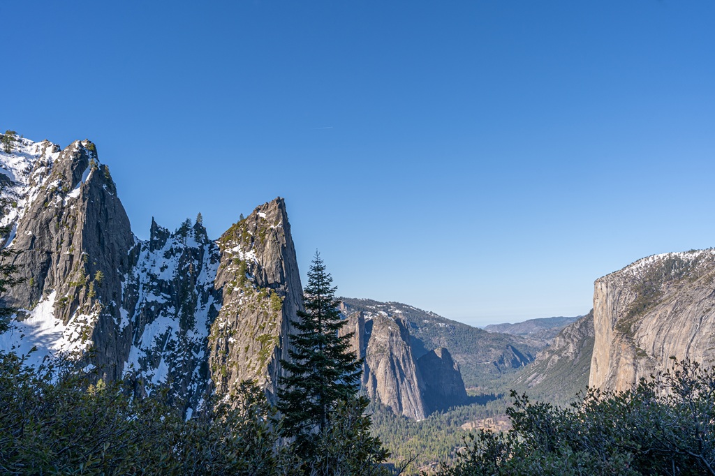 Reverse Tunnel View showcasing Sentinel Rock, Cathedral Rocks, and El Capitan in Yosemite National Park.