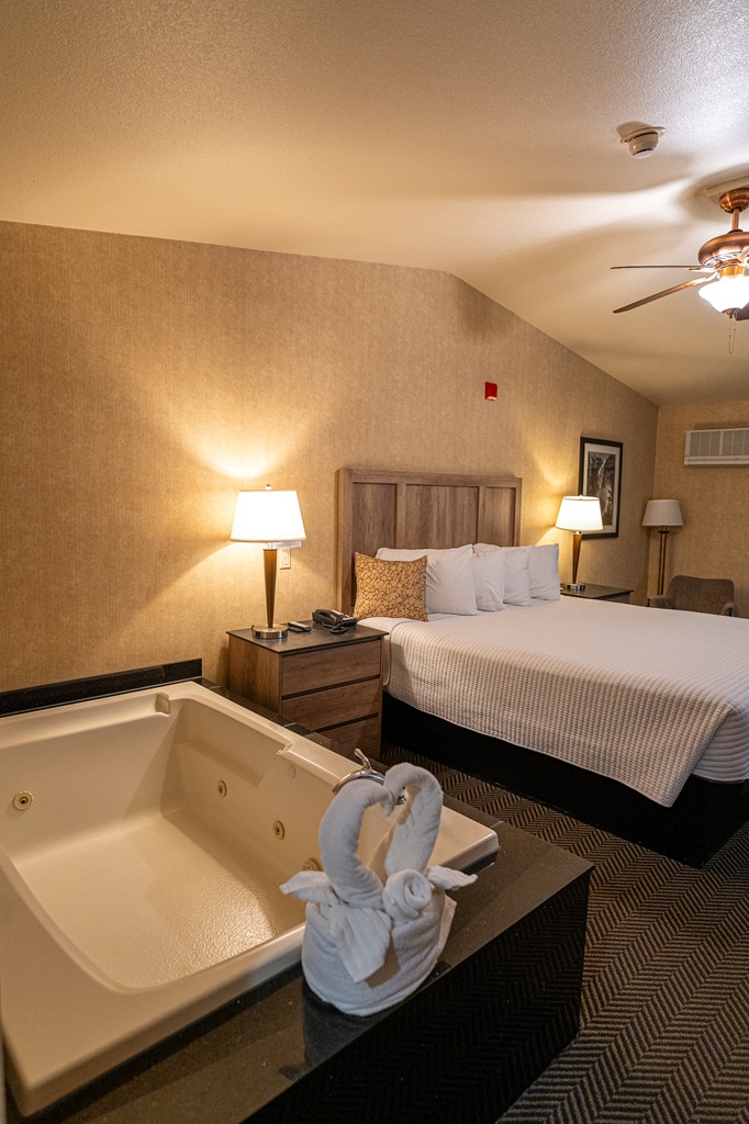 Deluxe River View King Spa at Yosemite View Lodge in El Portal.