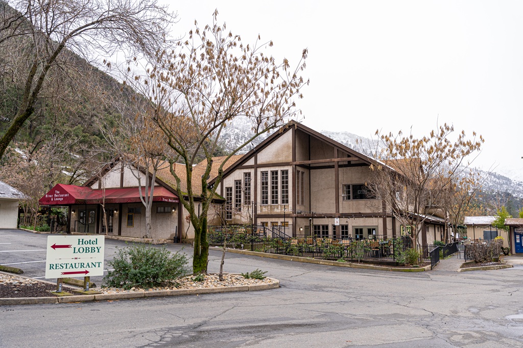 Yosemite View Lodge restaurants.