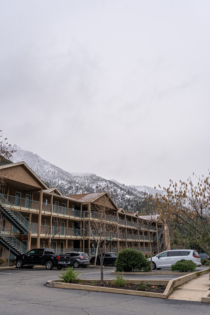 View of a building with hotel rooms at Yosemite View Lodge in El Portal.