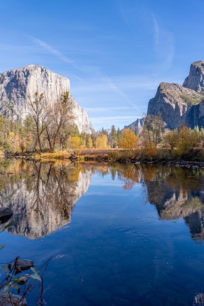View of El Capitan, Cathedral Rocks, and Bridalveil Fall from Valley View in mid-fall.
